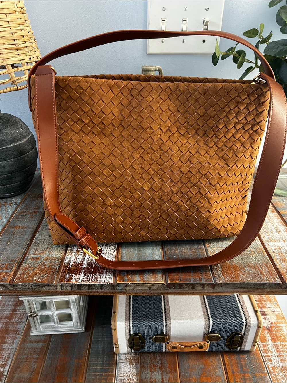 NWOT! Brown Woven Faux Suede Crossbody Shoulder Bag - Picture 2 of 8